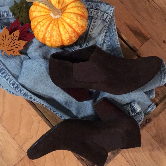 NWOB: Chelsea Booties - Picture 1 of 11